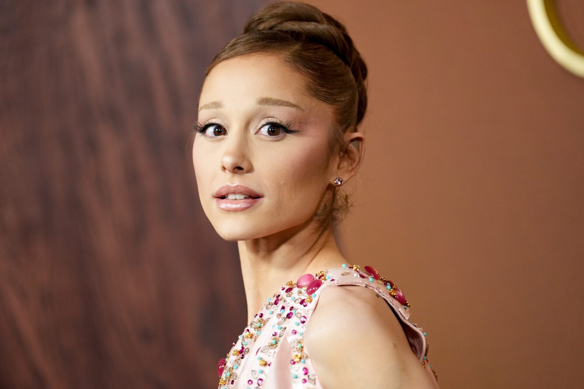 na-eerdere-clash-doet-ariana-grande-opnieuw-een-dringende-oproep-aan-trump