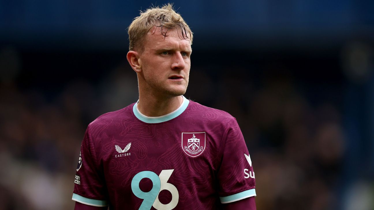 Wrexham sign Joe Worrall, Callum O'Hare on transfer deadline day