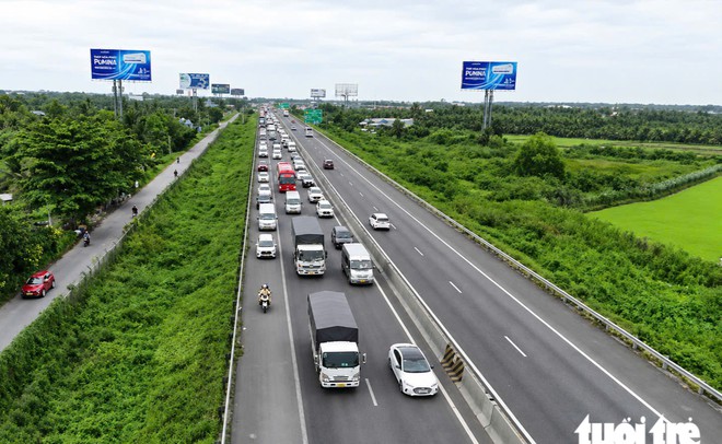 Cảnh sát giao thông lái mô tô dẫn xe vào làn khẩn cấp cao tốc TP.HCM - Trung Lương