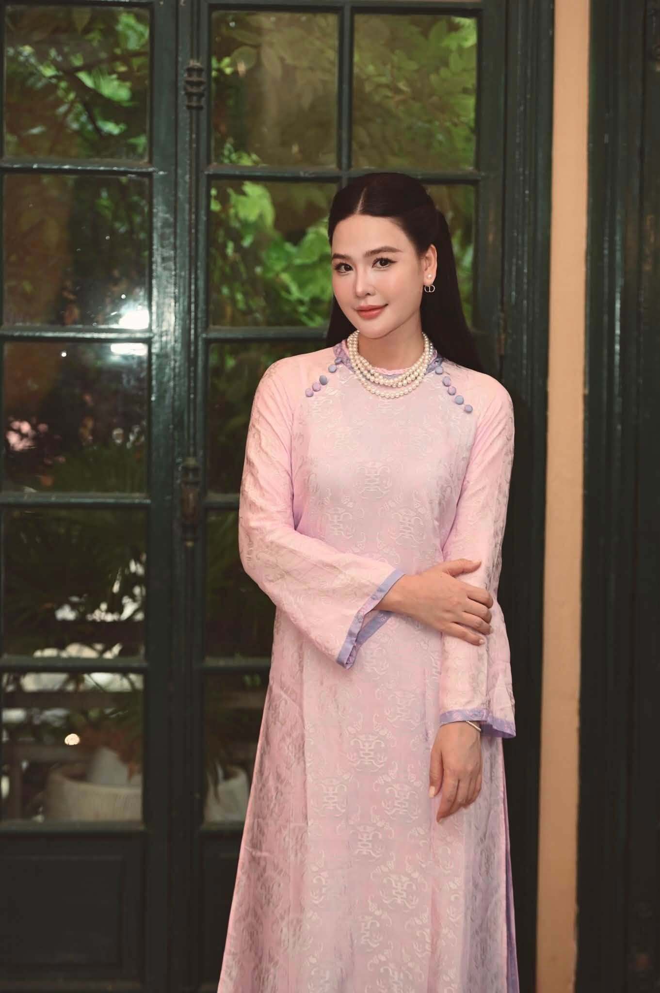 Ca sĩ Nhật Huyền hát về đất nước thời bình