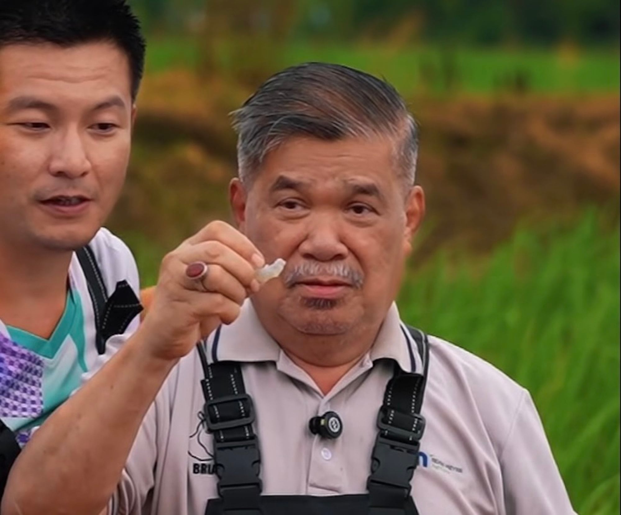 Malaysian Agriculture and Food Security Minister Mohamad Sabu (centre) shows a prawn harvested from a rice-prawn farm in the city of Wuhu in China's eastern Anhui province in August. Photo: Facebook/Mohamad Sabu