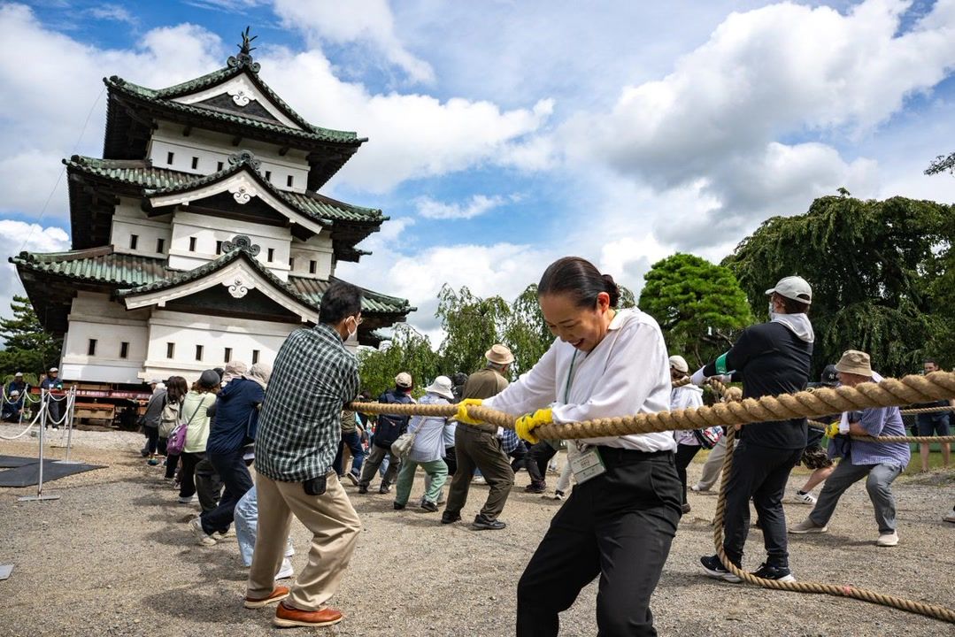People volunteer to pull 360 tonne castle back into its original place ...