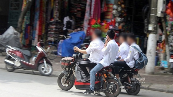 Học sinh chưa đủ tuổi vẫn đi xe máy điện đến trường