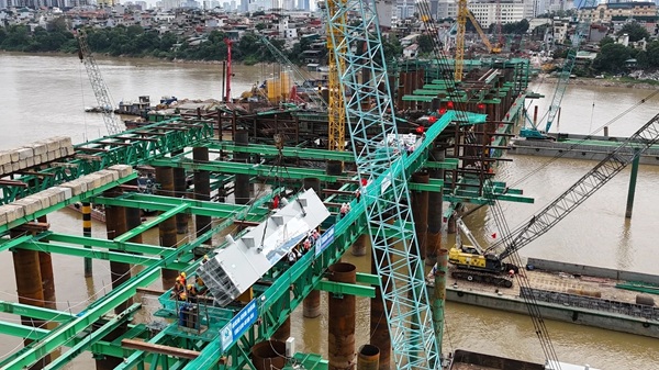 Cầu Trần Hưng Đạo huy động 700 nhân sự thi công xuyên lễ, lắp dầm đầu tiên