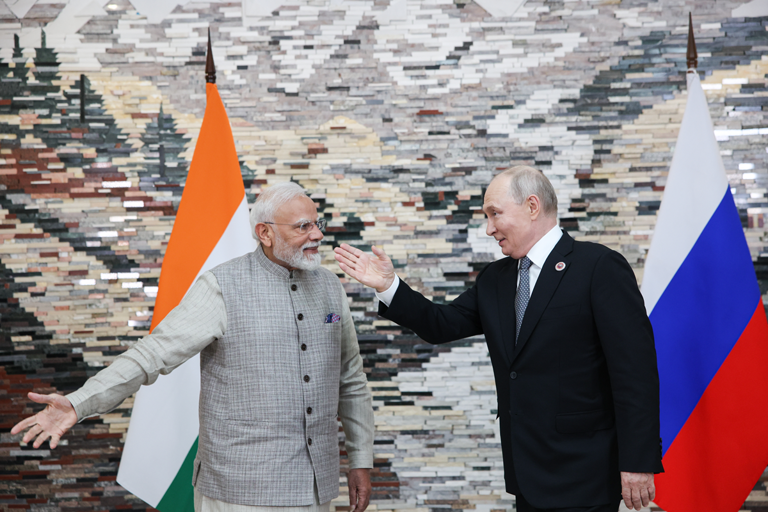 Da sinistra, Narendra Modi e Vladimir Putin alla Shanghai Cooperation Organisation (Ipa)