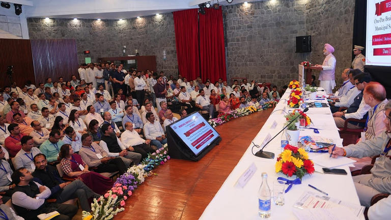 Delhi L-G Taranjit Singh Sandhu pushes for Indore waste model
