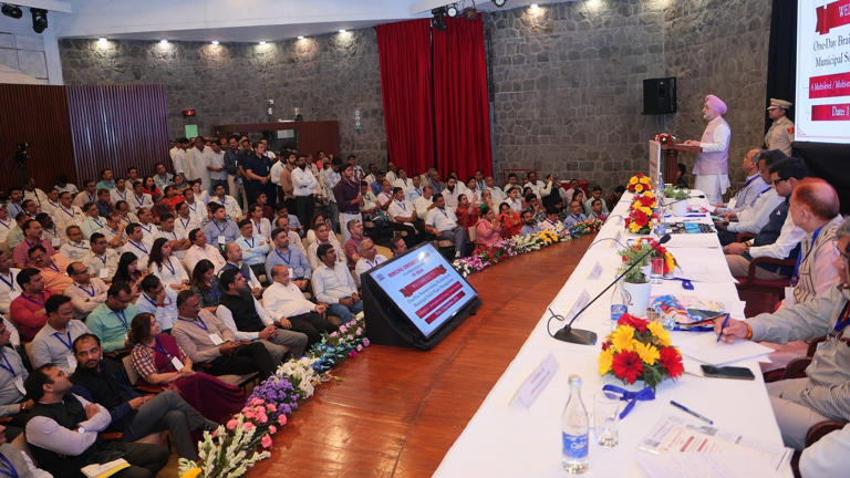 Delhi L-G Taranjit Singh Sandhu pushes for Indore waste model