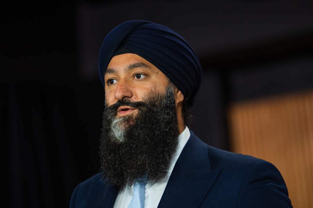Transport minister says Metrolinx service cuts 'temporary in nature'