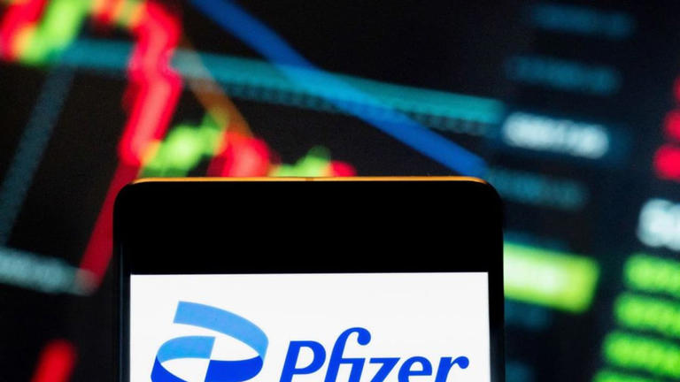 Why did PFE, MMED, DE stocks surge to 52-week highs today?