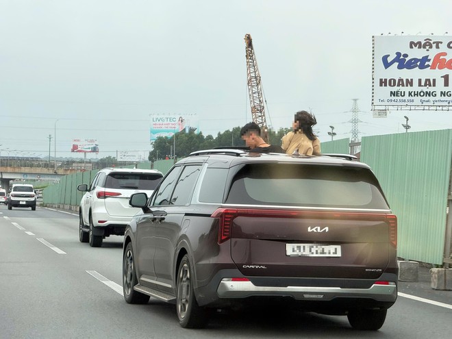 Trẻ thò đầu qua cửa sổ trời khi xe chạy trên cao tốc TP.HCM - Long Thành, nữ tài xế bị phạt 5,9 triệu đồng