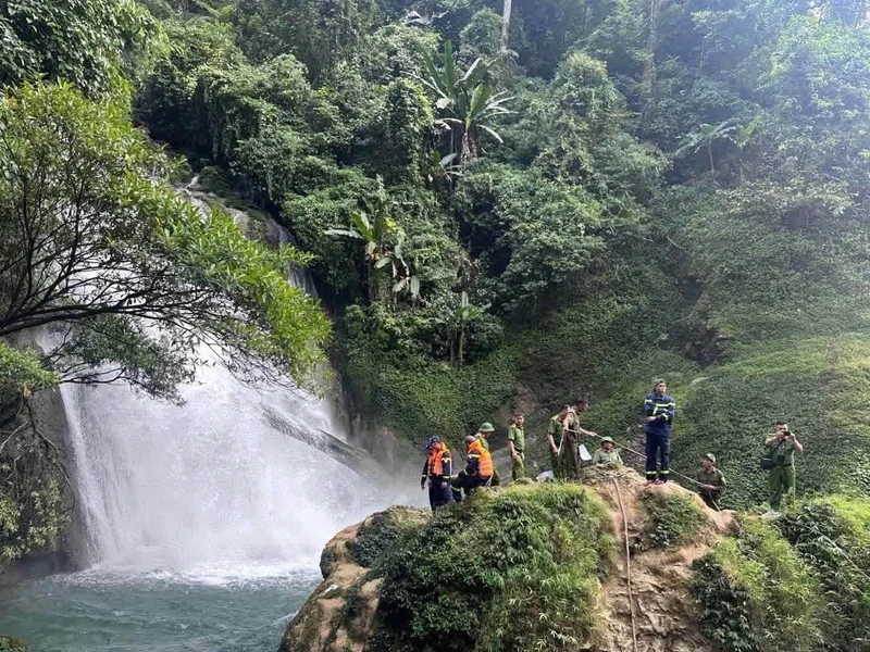 Một du khách mất tích khi tắm thác ở Tuyên Quang