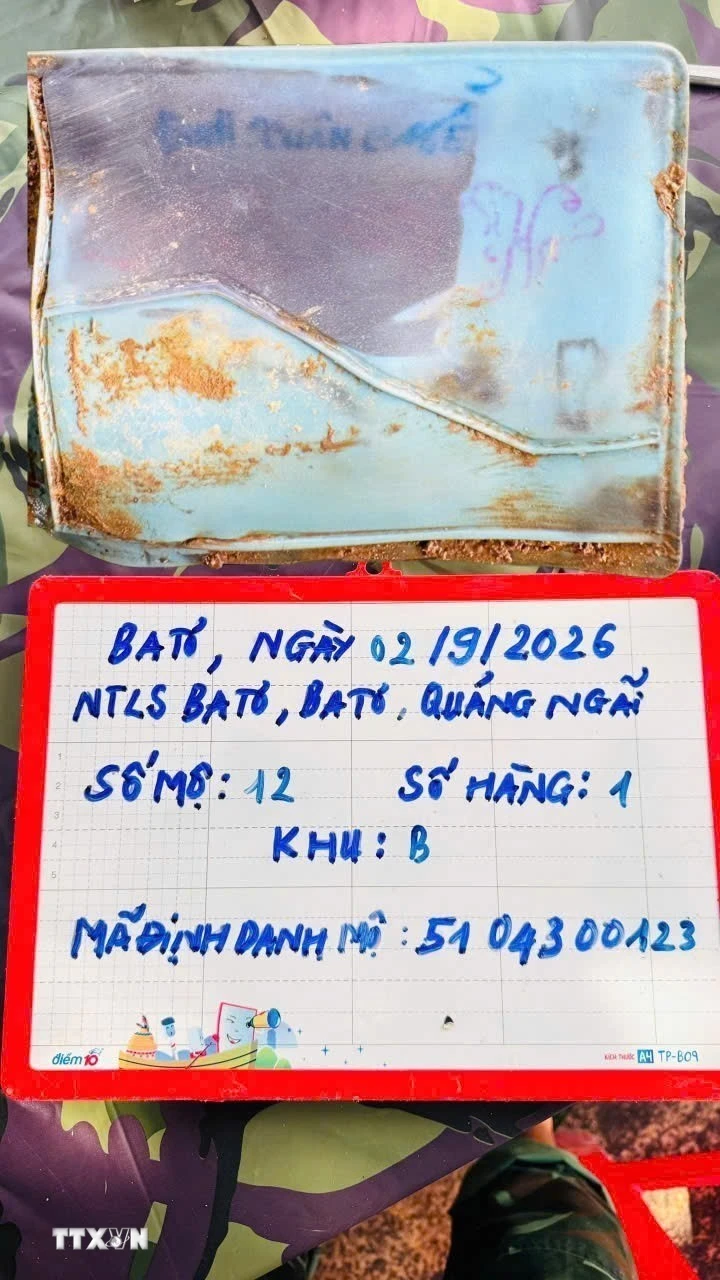 Quảng Ngãi: Tìm thấy ảnh chân dung và ví da tên Đinh Xuân Mễ trong mộ liệt sỹ