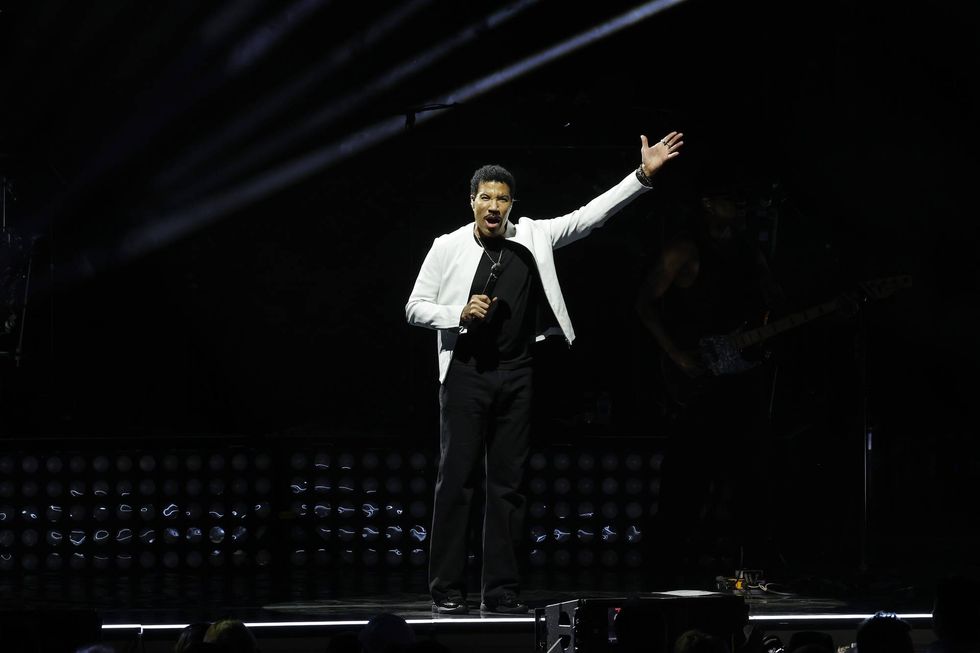 Singer Lionel Richie remains hospitalized in St. Louis: TMZ