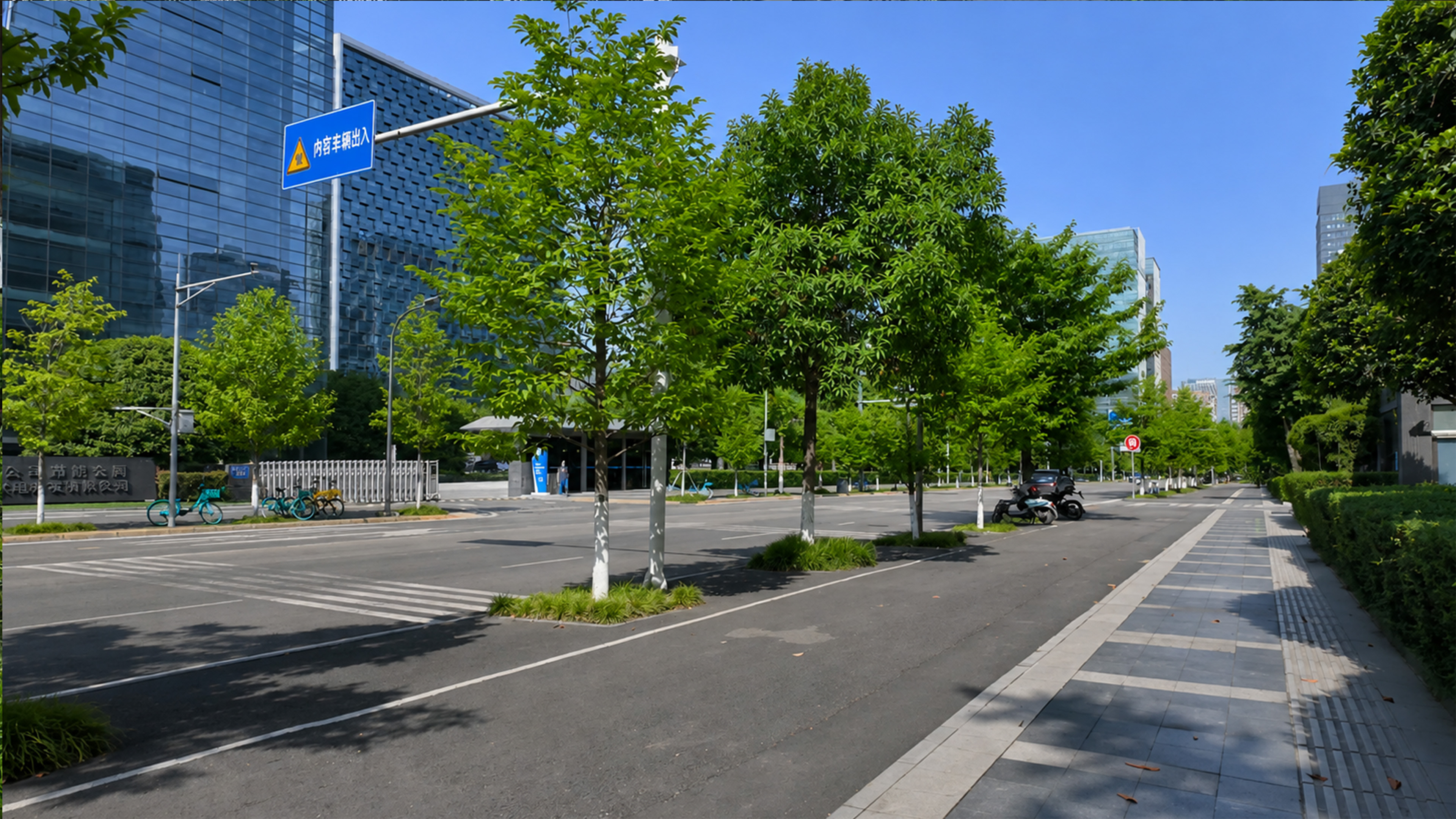 La végétation urbaine adoucit l’architecture moderne de cette rue