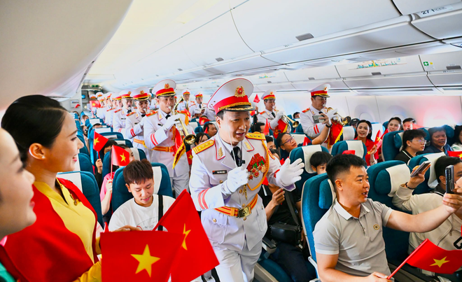 Mini concert ở độ cao 10.000m và tiết mục Quốc ca của các em câm điếc vỡ òa dịp Quốc khánh