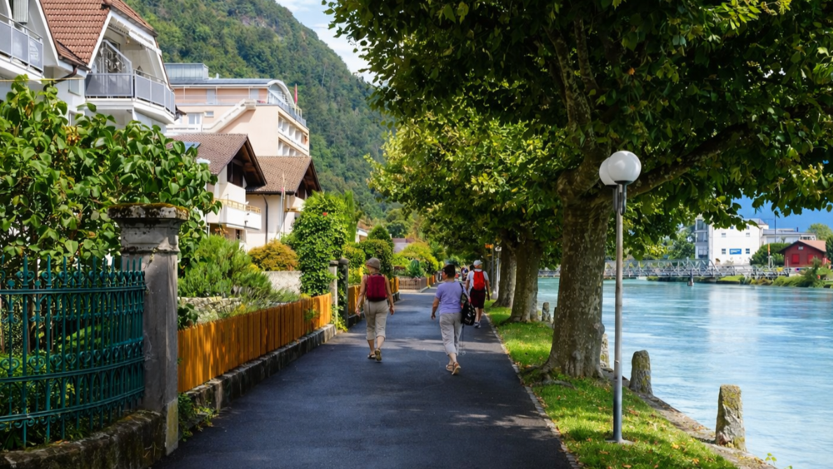 Balade au bord de la rivière à Interlaken avec vue sur les montagnes et ...
