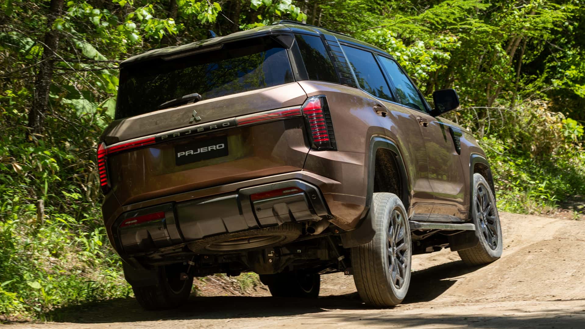 ¿Por qué el Mitsubishi Montero carece de rueda de repuesto exterior?