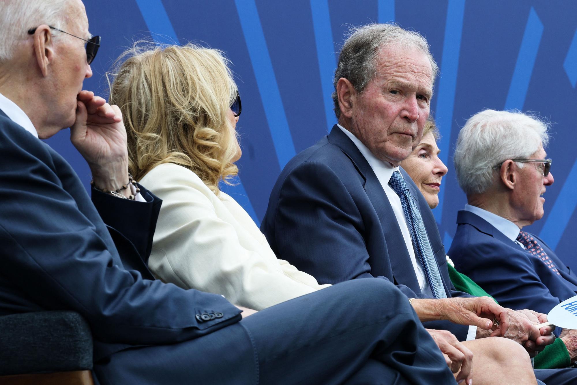 Ex-Präsident Bush zeigt zum 9/11-Gedenken selbstgemalte Bilder