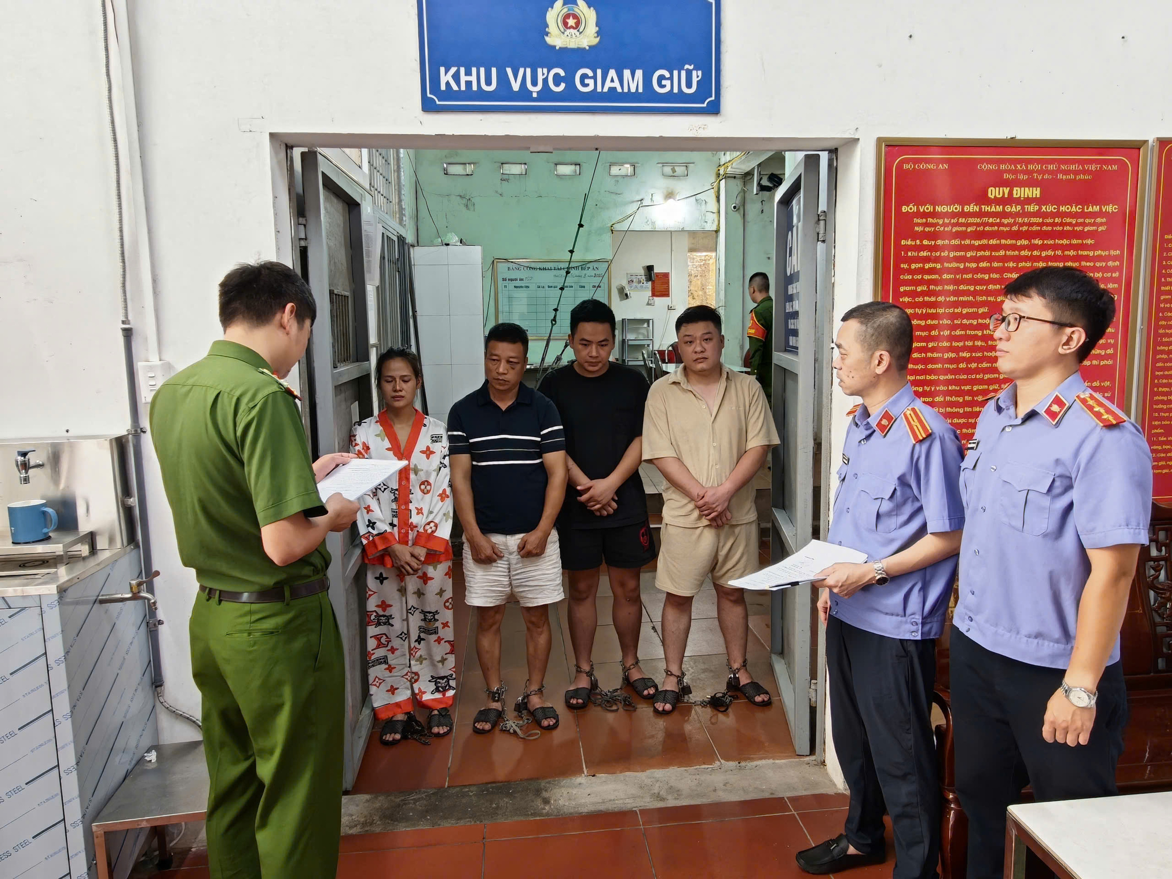 Bốn người hành hung tài xế taxi từ chối chở quá tải bị tạm giữ