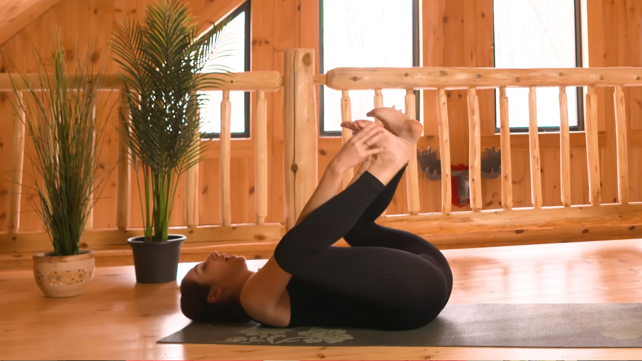 10-min morning yoga for hips and lower back relief