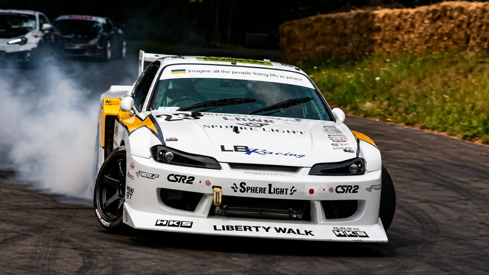 Nissan Silvia S15 de drift cobre a pista de fumaça