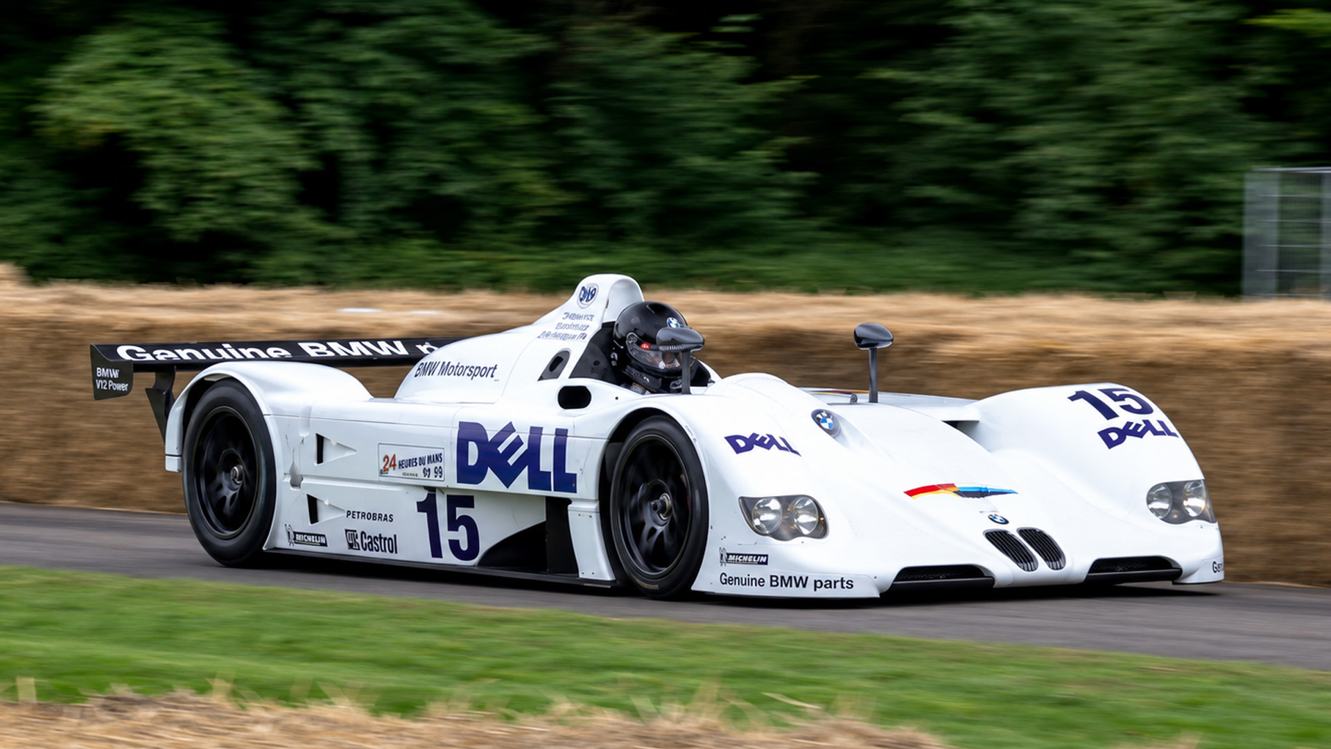 BMW V12 LMR shows high speed with a distinctive engine sound