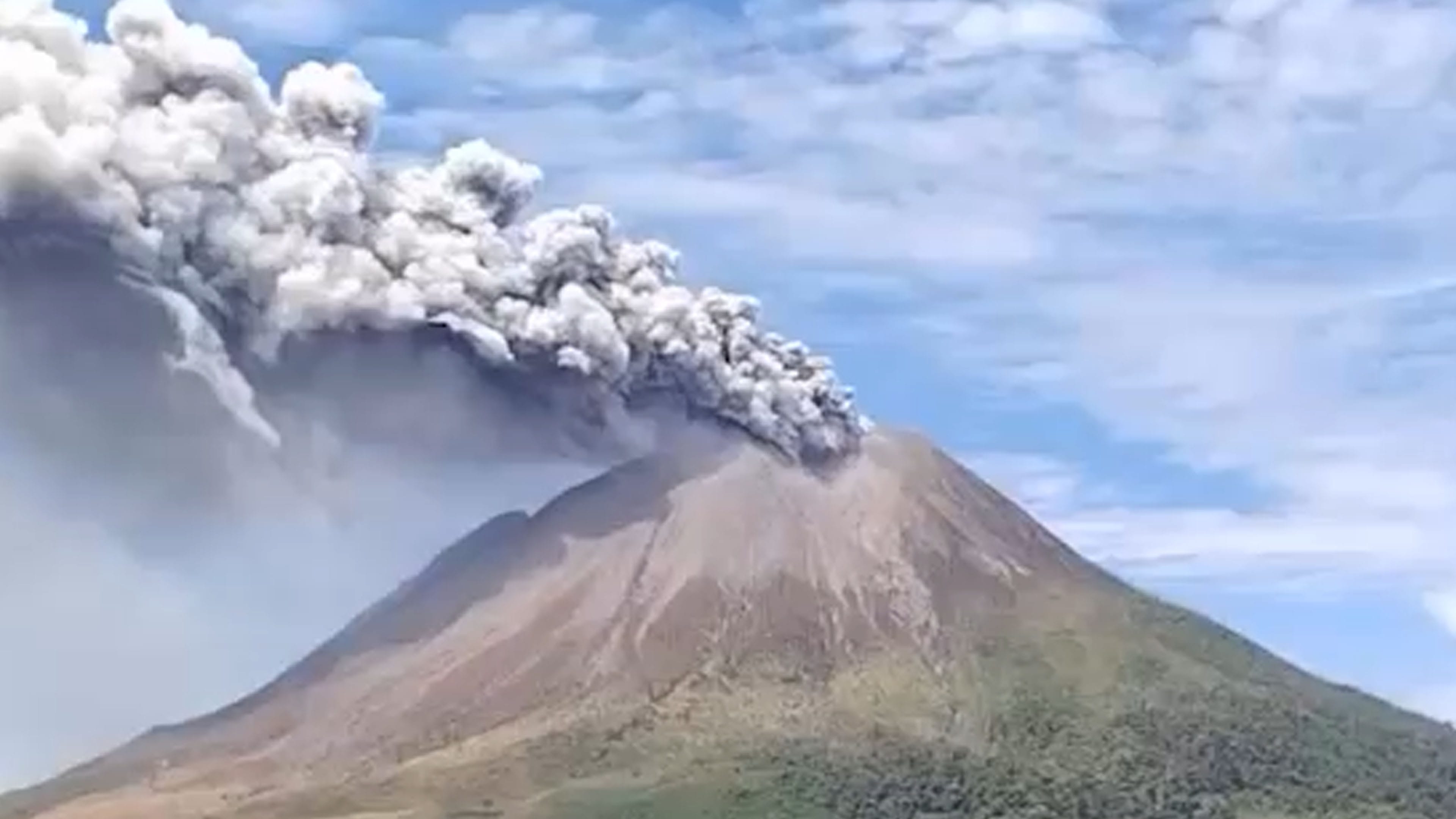 volcano-erupts-sending-massive-ash-plume-over-north-sumatra