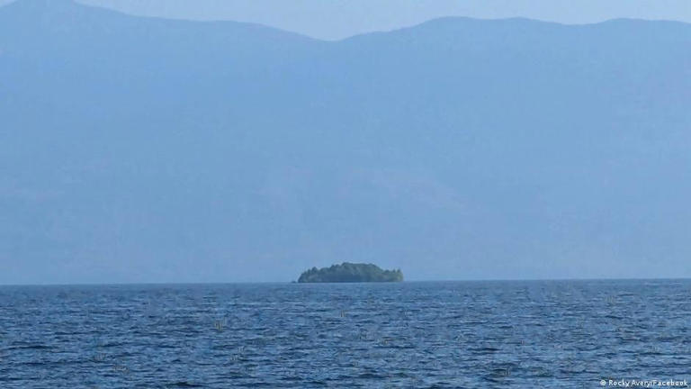 En un lago canadiense, una isla cubierta de árboles apareció de la nada, desapareció sin dejar rastro y volvió a surgir kilómetros más allá.