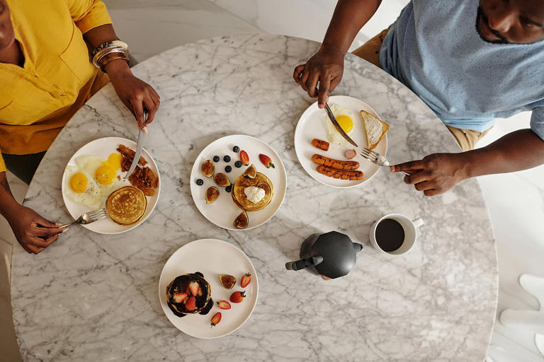 How long should you wait between waking up and eating breakfast?