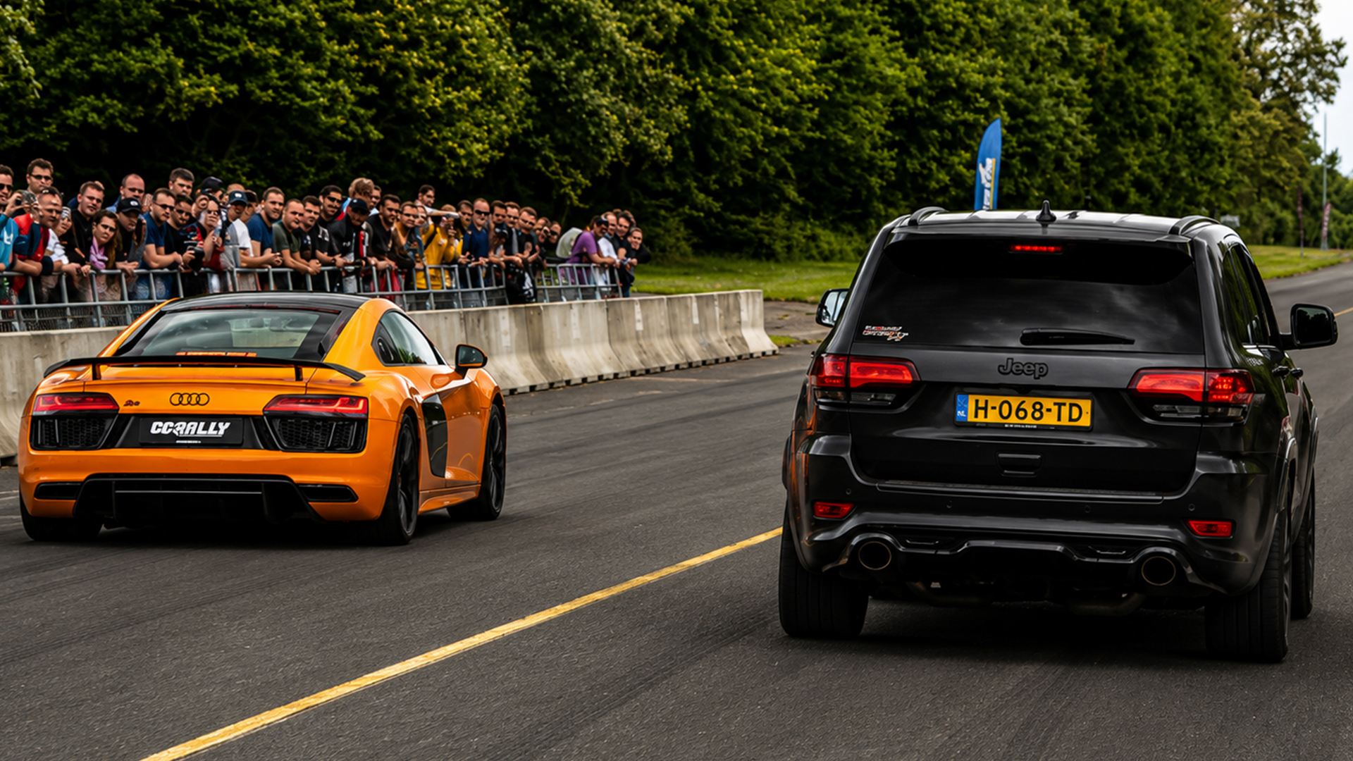 Audi R8 battles a Jeep Grand Cherokee Trackhawk in a drag race