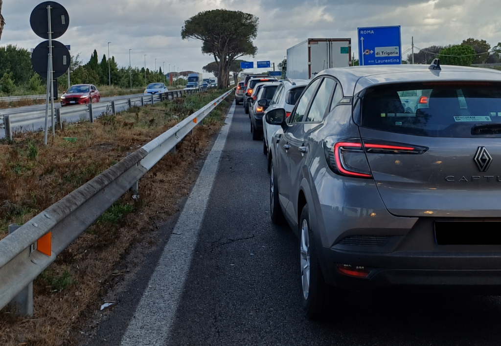 Giornata da incubo con la via Pontina nel caos: lunghe code e traffico ...