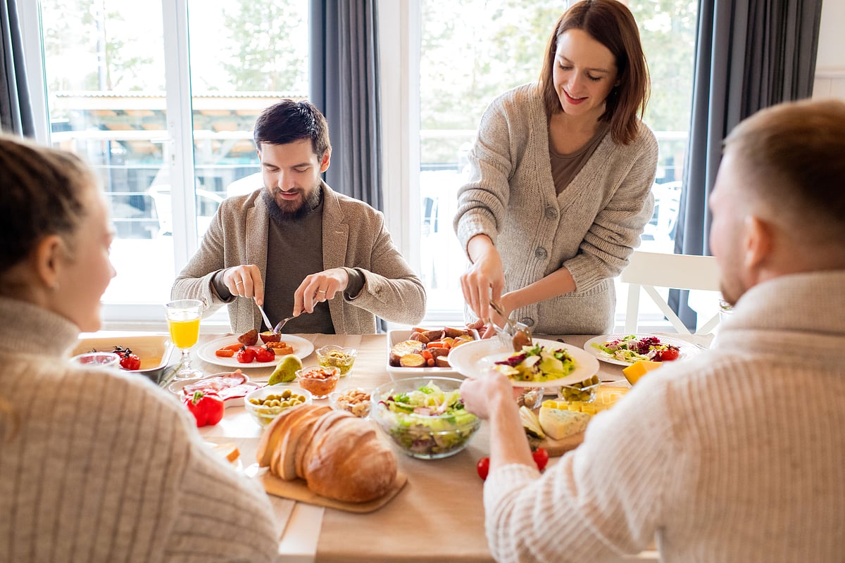 How long should you wait between waking up and eating breakfast?
