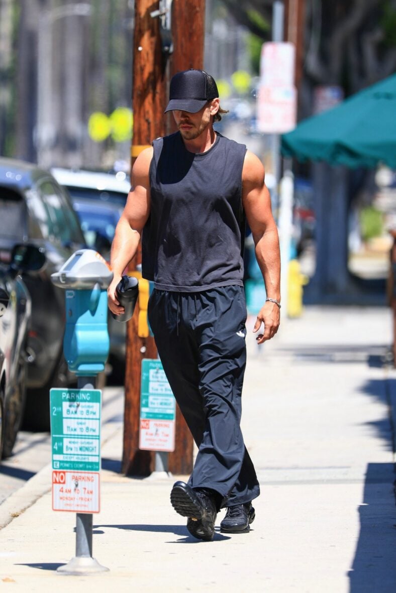 Austin Butler gifts us with biceps on display yet again amid ‘Miami Vice’ workouts