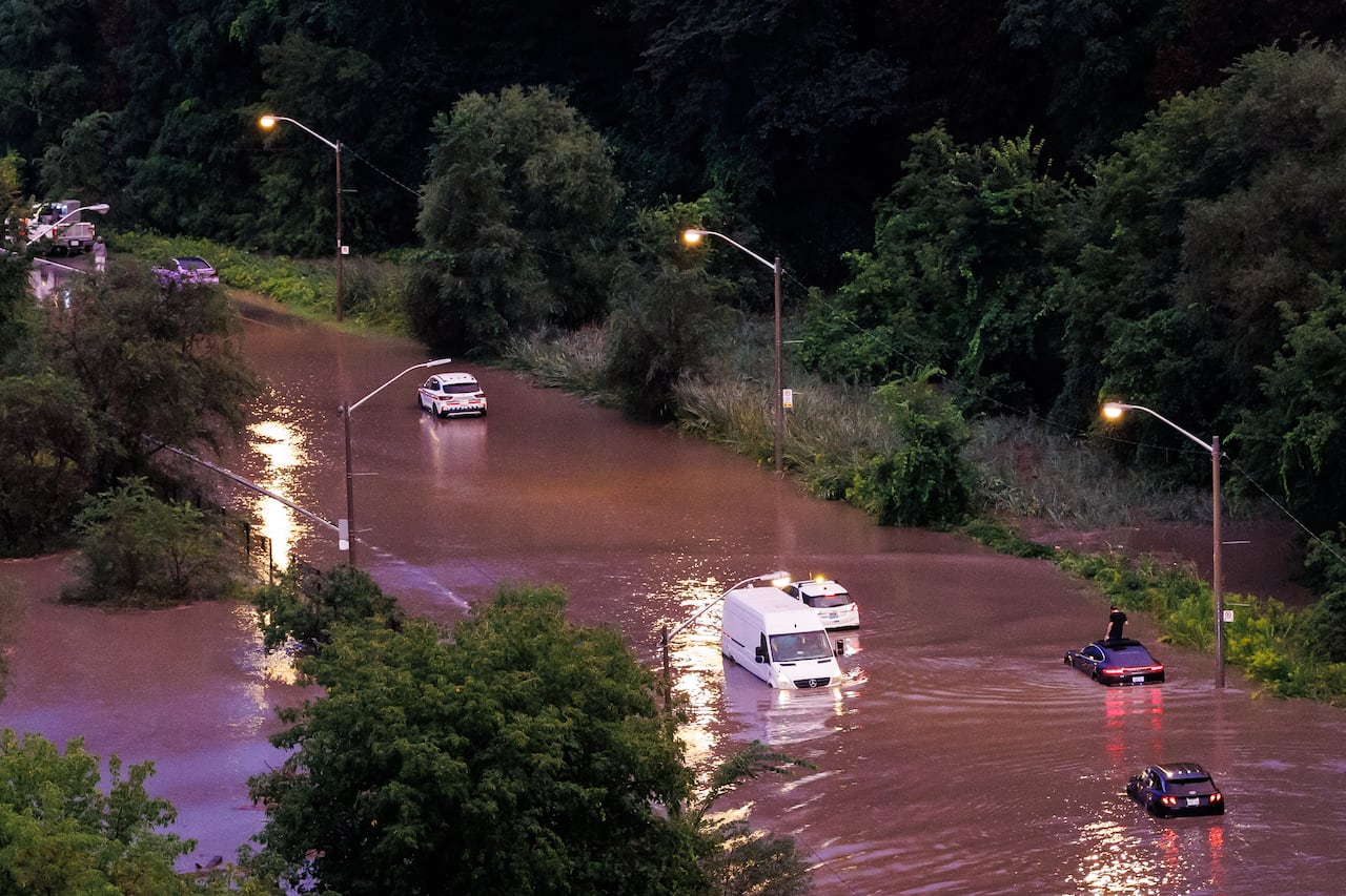Severe thunderstorm damages buildings, closes roads in Toronto area