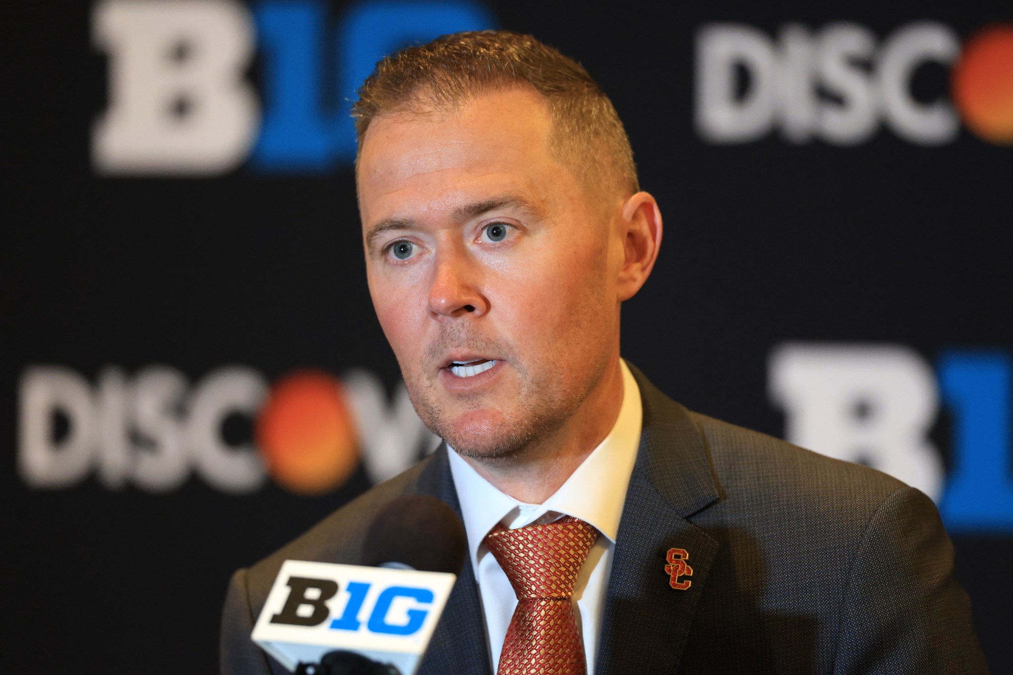 USC president’s terse response to Lincoln Riley’s future speaks volumes