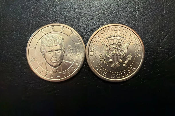Đồng xu 1 USD có hình Tổng thống Donald Trump. Ảnh: ABC News
