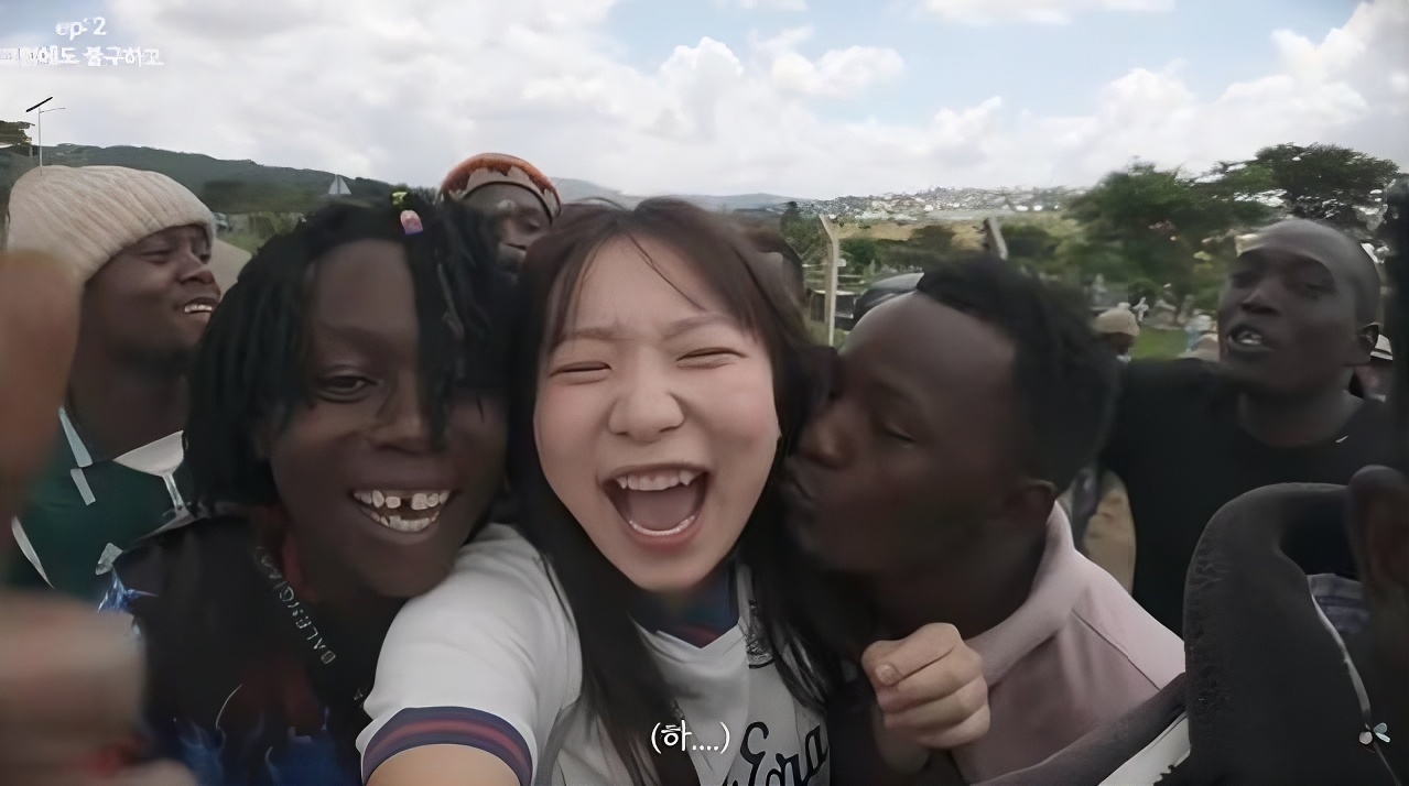 Nữ vlogger Hàn gây tranh luận sau khi bị nhóm đàn ông quấy rối