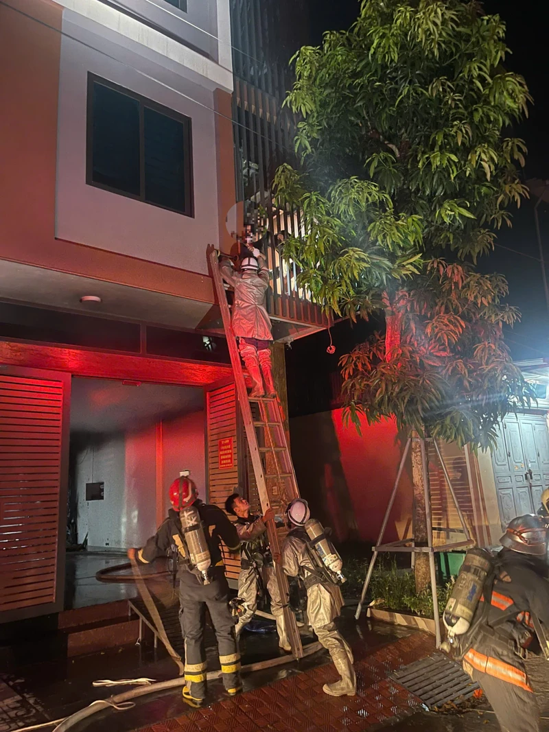Hà Nội: Cảnh sát phá 'chuồng cọp', giải cứu 2 người mắc kẹt trong ngôi nhà 6 tầng bị cháy