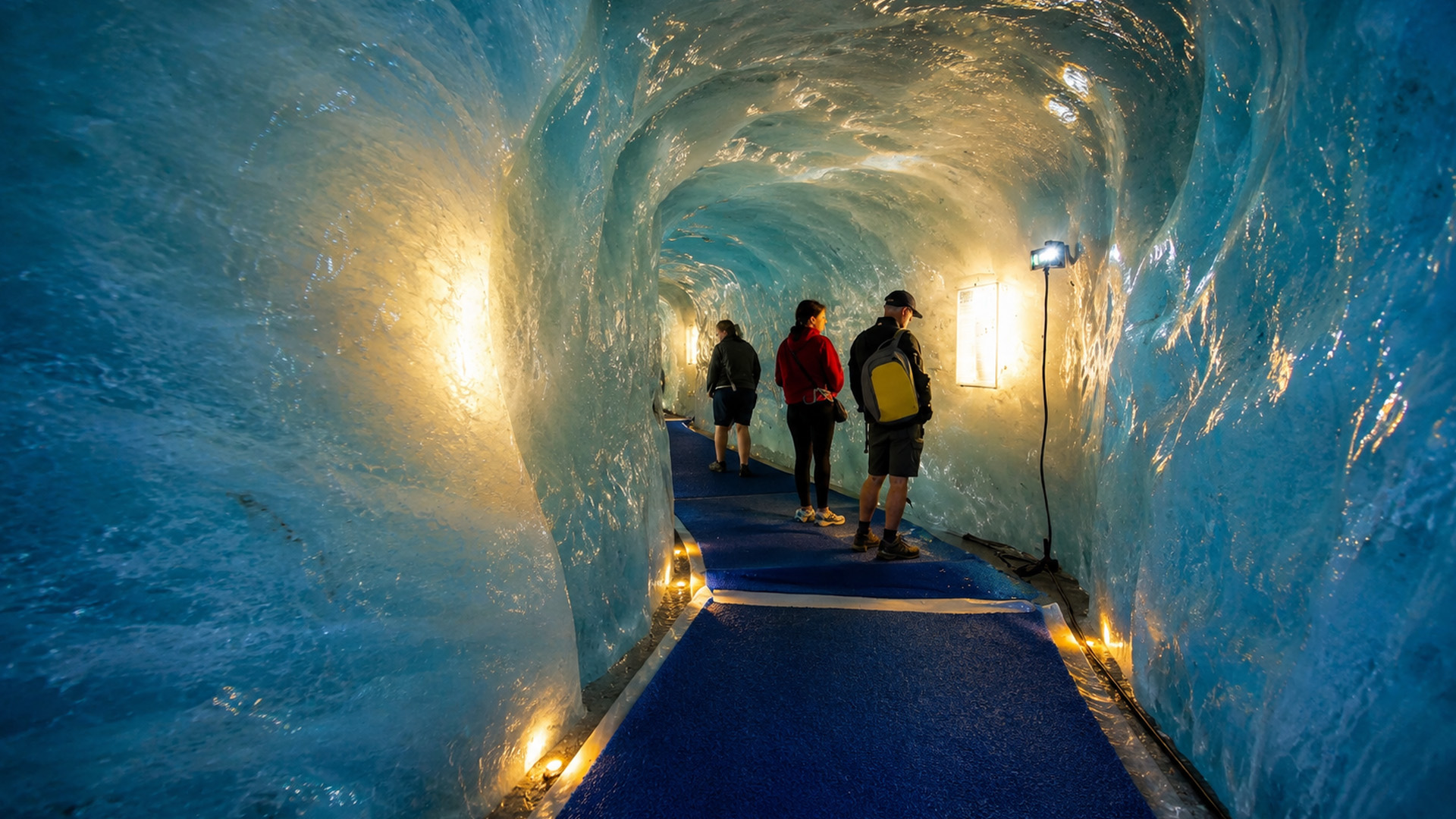 utforska-den-bl-isgrottan-vid-mer-de-glace-4k