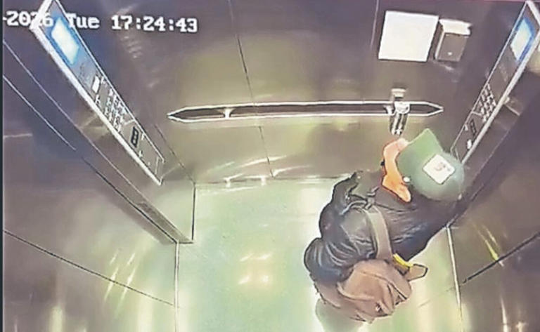 El ingreso de Diego Sebastián Rosen Ferlini al domicilio del músico quedó captado en la cámara del elevador, el martes a las 17:24 horas. Foto: Especial