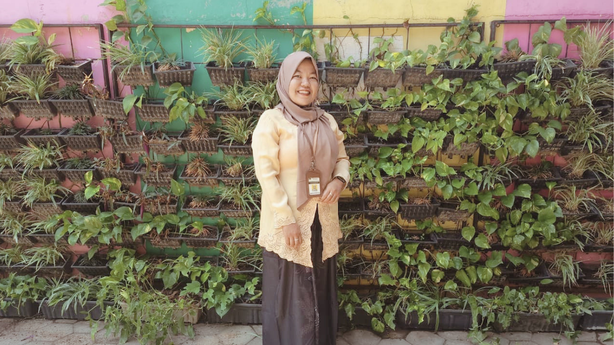 Pernah dilempar sepatu murid, Bu Mamik bertahan 15 tahun jadi guru SLB