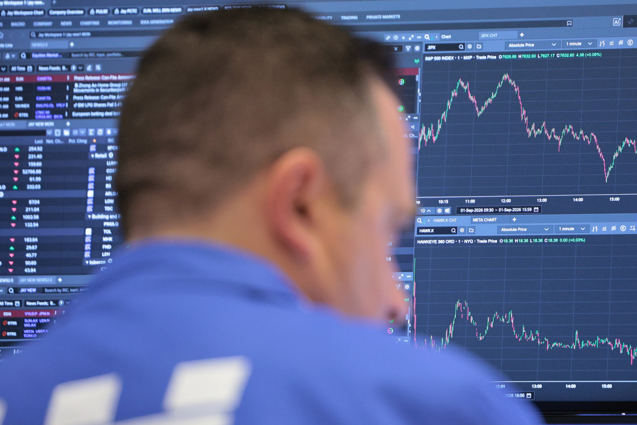 Treasury yields retreat on Fed official's rate comments