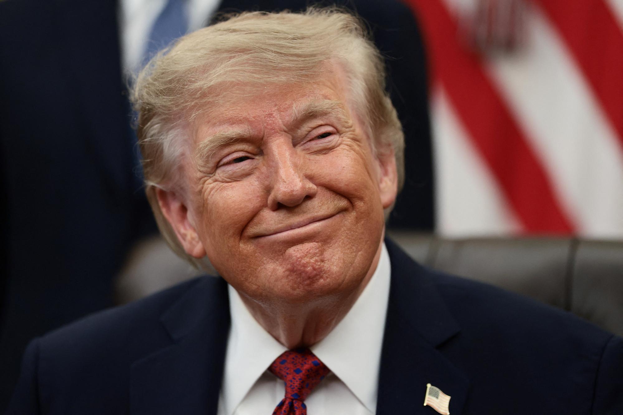 donald-trump-auf-us-m-nze-kritiker-sprechen-von-personenkult