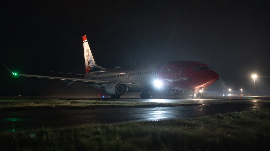 Norwegian jet taxis through foggy Manchester night
