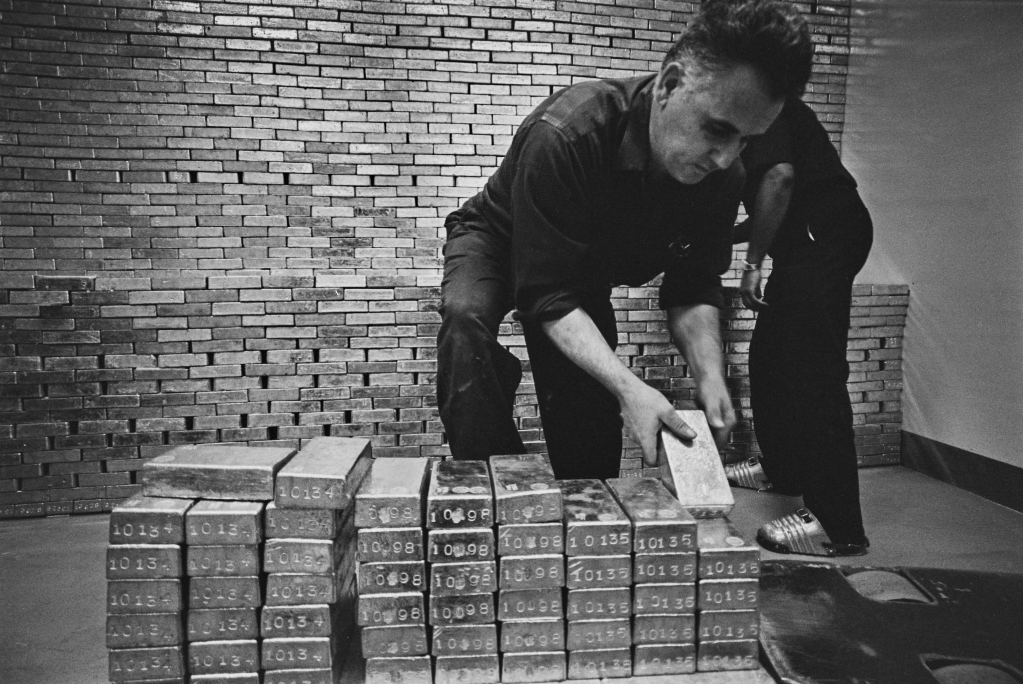 As US Treasury intervened in the bond market, the Netherlands rushed 86 tons of gold out of America because of geopolitical unrest