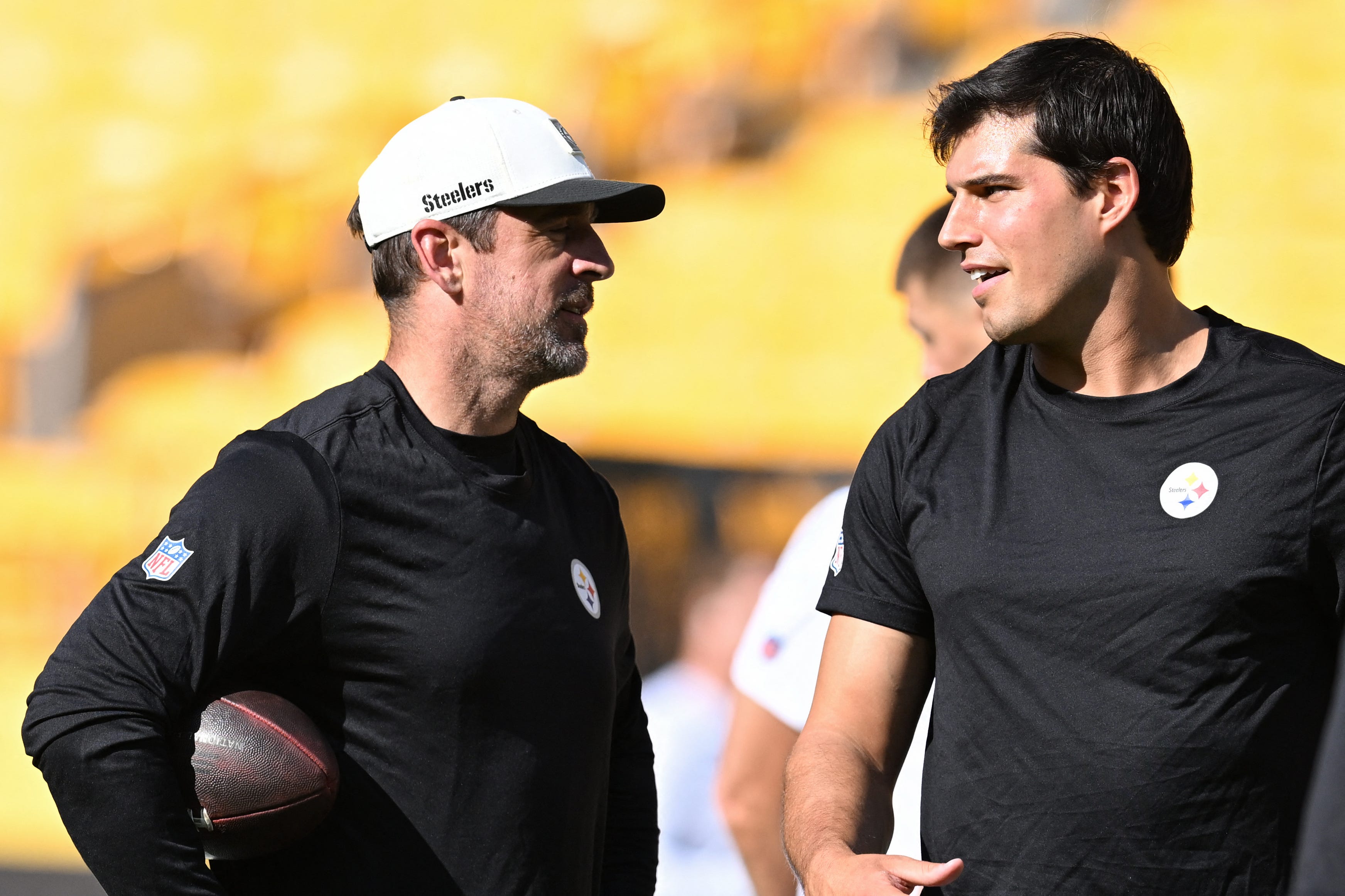 Steelers' Aaron Rodgers reacts to shocking four-QB decision