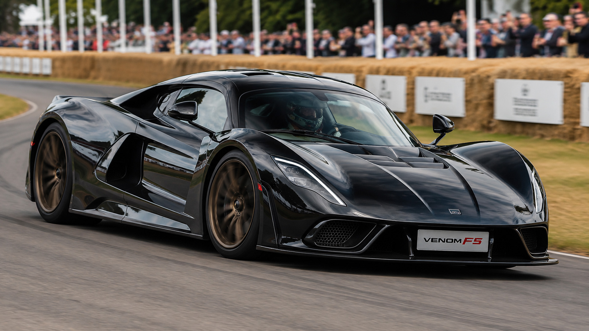 Hennessey Venom F5 demonstrates its powerful acceleration