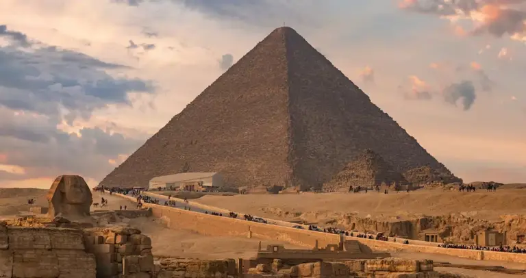 Vista de la Pirámide de Keops, en Giza