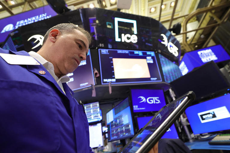 ADP jobs report: August hiring hit 8-month low as AI distorts Fed wage data