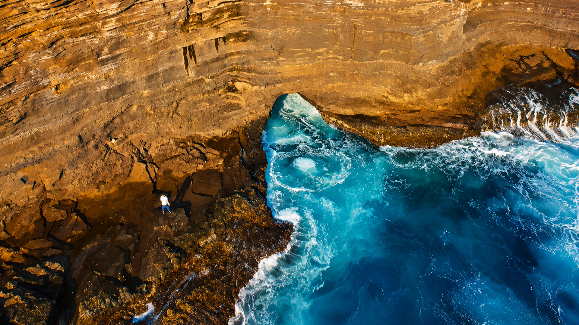 Giant Pacific waves crashing into Hawaii’s Spitting Cave